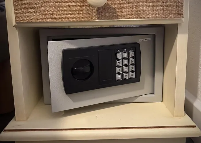 A Calvisson, Piscine Chauffee Calvisson