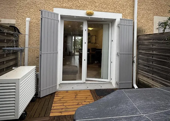 A Calvisson, Piscine Chauffee *